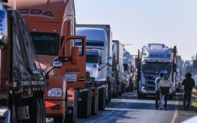 Latentes, más bloqueos de campesinos y transportistas