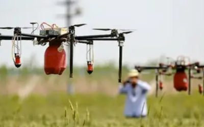 Usan dron agrícola para combatir plaga de moscas en Tizayuca