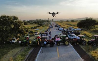 Retoman diálogo agricultores y gobierno