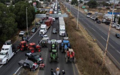 Persisten bloqueos carreteros en tres estados