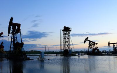 Precio del petróleo alcanza 100 dólares por barril tras anuncio de bloqueo de EE. UU.